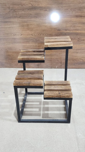 ابعاد کلی: ۴۰×۴۰ سانتیمتر ابعاد نشیمن هر گلدان: ۲۰×۲۰ سانتیمتر جنس بدنه: فلزی مقاوم با رنگ الکترواستاتیک ضدزنگ جنس طبقات: چوب طبیعی مستحکم با پوشش محافظ طراحی: طبقاتی و پلهای برای چیدمان زیباتر گلدانها