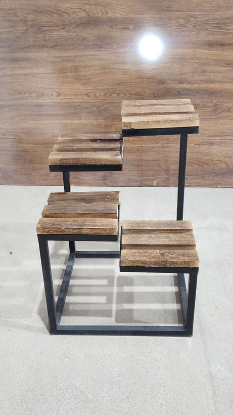 ابعاد کلی: ۴۰×۴۰ سانتیمتر ابعاد نشیمن هر گلدان: ۲۰×۲۰ سانتیمتر جنس بدنه: فلزی مقاوم با رنگ الکترواستاتیک ضدزنگ جنس طبقات: چوب طبیعی مستحکم با پوشش محافظ طراحی: طبقاتی و پلهای برای چیدمان زیباتر گلدانها